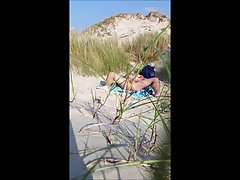Los putas gratis videos hombres acarician la playa frente a desconocido